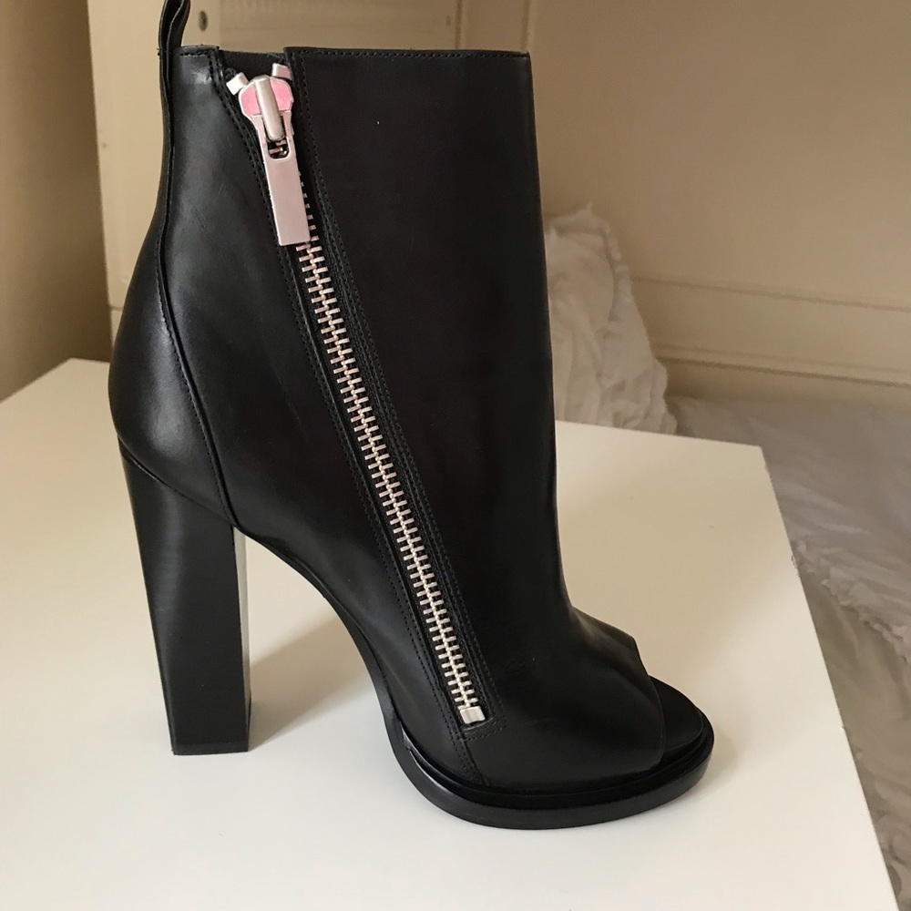 NEW Rachel Zoe Jillian Vachetta booties